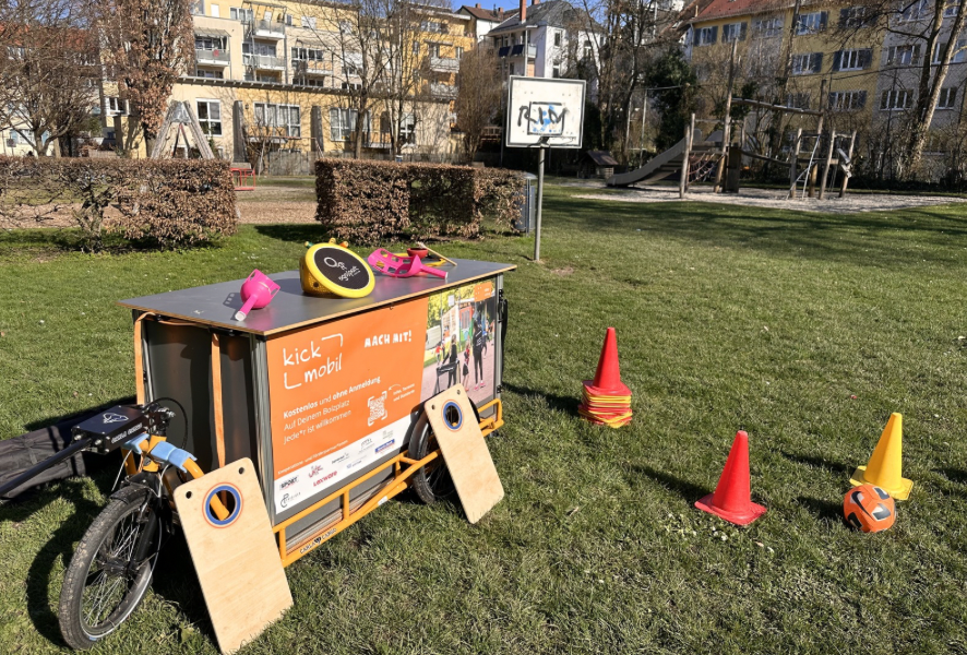 Du betrachtest gerade Bolzplatz Nr. 5 – das kick mobil rollt nach Brühl-Beurbarung