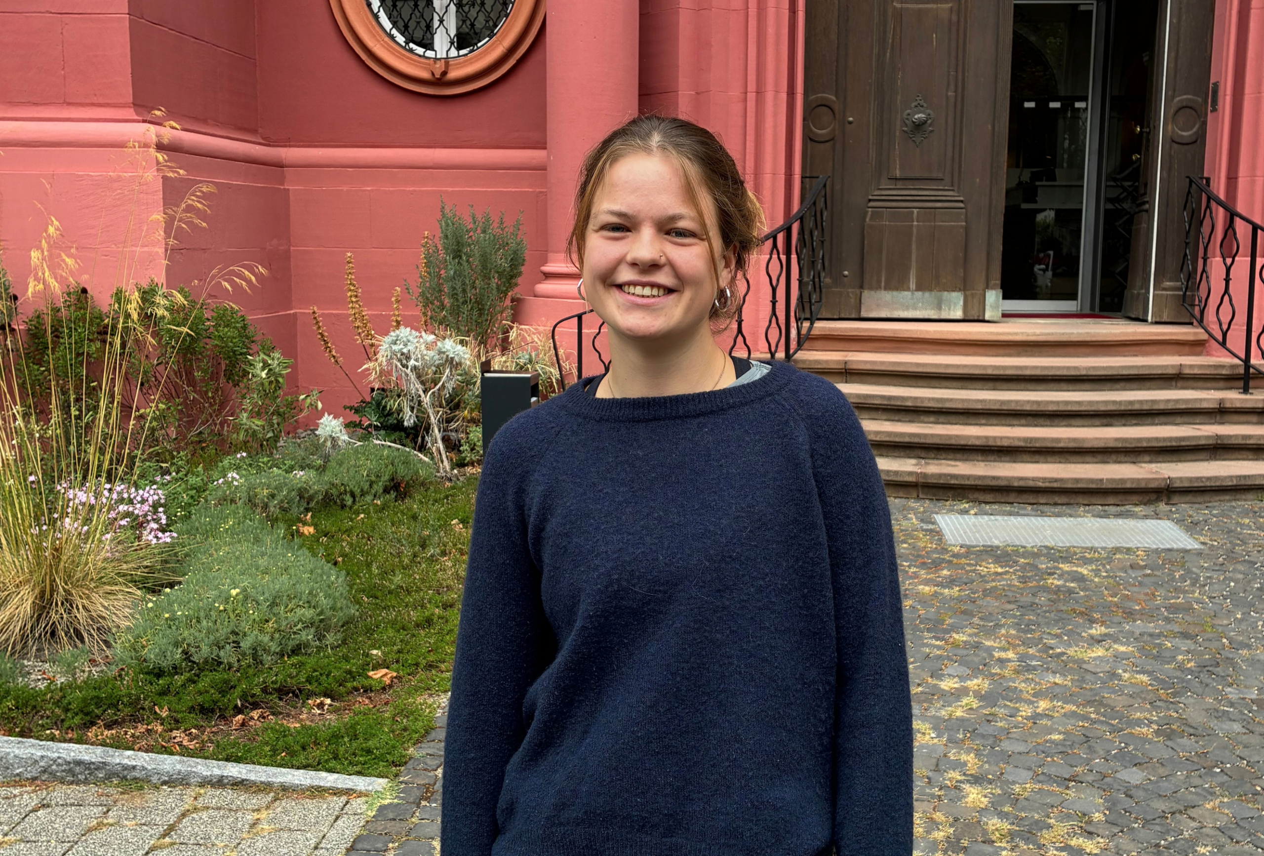 Du betrachtest gerade Unsere neue Praktikantin Laura: Zwischen Büro, Bolzplatz und Schwarzwald